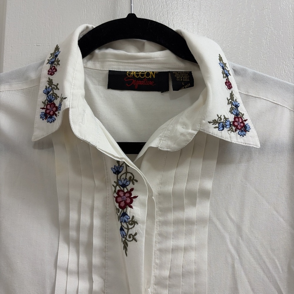 Embroidered white button down top - Picture 3 of 4
